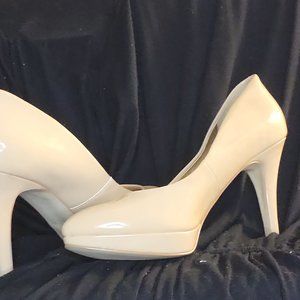 Guess creme pleather platform heel - size 6.5